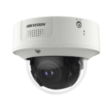 Domo IP 8 Megapixel / Lente Mot. 2.8 a 12 mm / DARKFIGHTER / WDR 120 dB / IK10 / 30 mts IR / Conteo Facial / Detección Facial / Interior / PoE / Búsqueda por Atributos / Micrófono Integrado / Micro SD