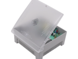 Fuente de Poder con Gabinete de 4 Salidas de 11 - 15 Vcc / 5 Amper /  Voltaje de Entrada: 96 - 264 Vca / Soporta Protección contra Sobrecorriente de Salida, Protección contra Cortocircuito / Led Indicador