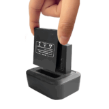Base de Carga Dual para Baterías de Bodycam| Compatible con XMRX5V2| Diseño Compacto | Carga Rápida Dual |  Indicadores de Estado| Material ABS | No incluye Bateria.
