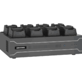 Dock Station de Escritorio con 8 Estaciones de Carga para Body Cams / Doble Interfaz de Red / 4 Bahías de HDD / Carga y Respaldo Automático / Prevención de Pérdida de Datos / Cobertura Cíclica / Reproducción d