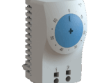 Termostato/Interruptor Para Control de Temperatura en Grados Celsius, Para Uso con Ventiladores, Con Terminales de Conexión, y Clip para Riel Din de 35 mm, Color Gris Claro